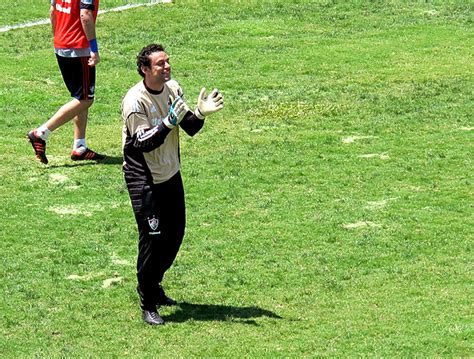 Fred ganha elogios após rachão como goleiro Já TN10 é um belo meia