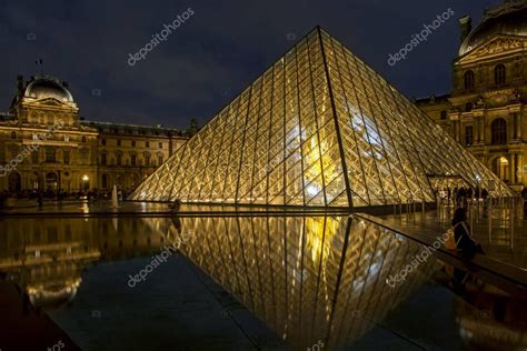 El Museo Del Louvre Y La Pir Mide Iluminada Del Louvre Por La Noche Se