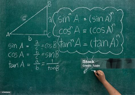 Menulis Rumus Matematika Di Papan Tulis Foto Stok Unduh Gambar