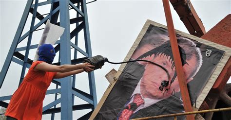 Integrantes da banda Pussy Riot são chicoteadas por seguranças de Sochi Últimas Notícias