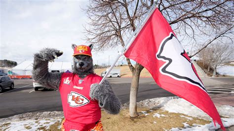 Kansas City Chiefs Superfan Ordered To Pay 108m To Bank Worker After