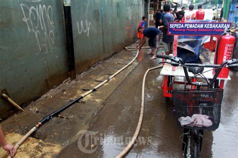 Warga Gotongroyong Bersihkan Lumpur Pasca Banjir Foto