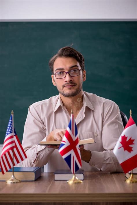 Profesor Joven Sentado En El Aula Foto De Archivo Imagen De Reino