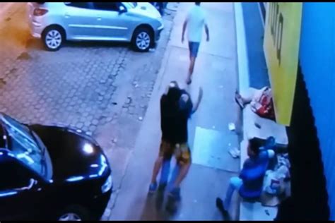 Vídeo no DF usuários de droga cercam e dão mata leão em pedestre