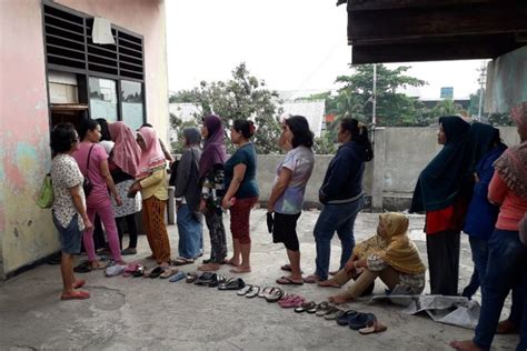 Foto Warga Serbu Pasar Rawabadak Untuk Berburu Pangan Murah