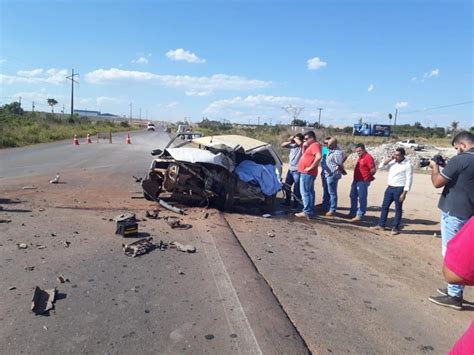 Motorista morre e passageiro fica ferido após carro bater em caminhão