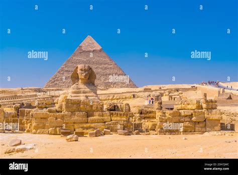 La Gran Esfinge De Giza Y En El Fondo La Pir Mide De Khafreand Giza El