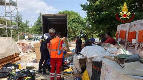 Incidente Sul Lavoro A Imola Operaio Ferito Mentre Scaricava Pannelli