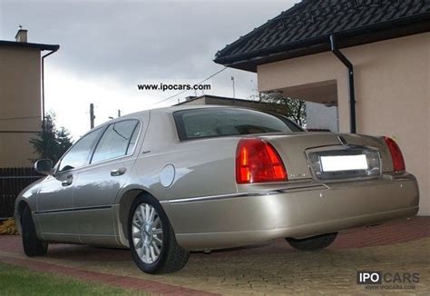 2004 Lincoln Town Car - Car Photo and Specs