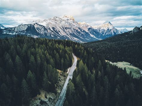 Papel De Parede Montanhas Nuvens N Voa Estrada Floresta Neve