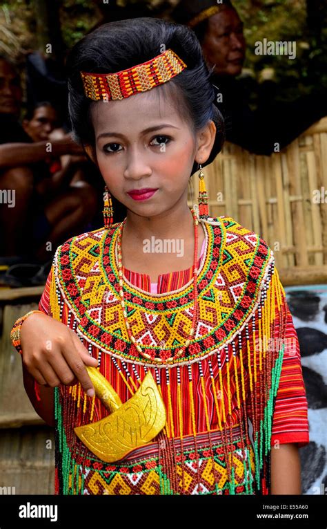 Toraja girl in traditional dress, Rantepao, Tana Toraja, Sulawesi, Indonesia Stock Photo - Alamy