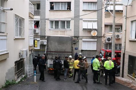 İzmir Konak ta apartman duvarına çarpan kamyondaki 3 kişi yaralandı