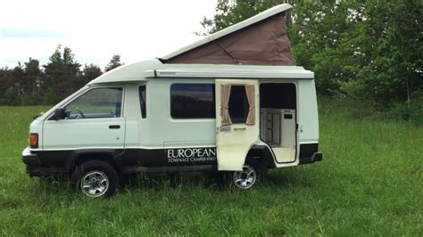 Vidéo un cadre à tracter derrière un buggy derrière un camping car