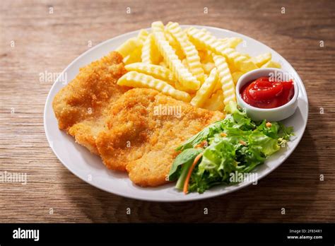 Piatto Di Carne Di Pollo Fritta Impanata O Schnitzel Con Francese