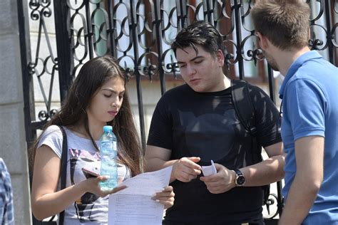 130 000 de elevi vor susţine de luni probele scrise ale