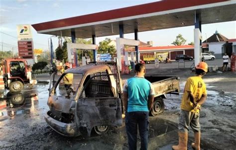 Mobil Pikap Ludes Terbakar Ternyata Pengemudi Main Hp Saat Isi Bensin