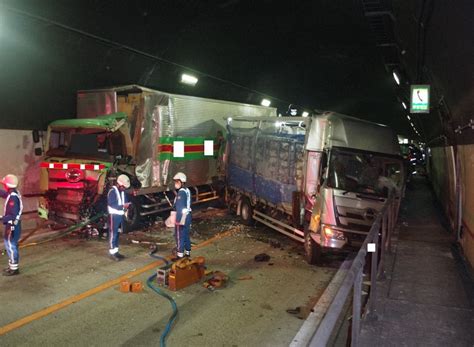 山陽道トンネルで車両10台がからむ事故、1人死亡 山口・周南 写真特集13 毎日新聞