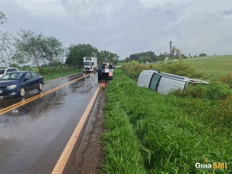 Motorista fica ferido após carro capotar na PR 495 entre Medianeira e