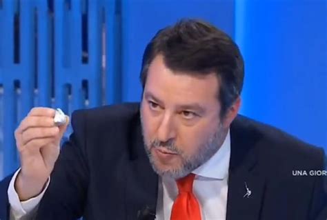 Migranti Scintille A Otto E Mezzo Salvini Regala Un Bacio A Lilli