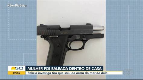 Vídeo Mulher é atingida na cabeça por tiro disparado pelo revólver do