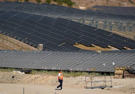 El Megaparque Solar Divide A Los Vecinos Del Temple De Las Placas No