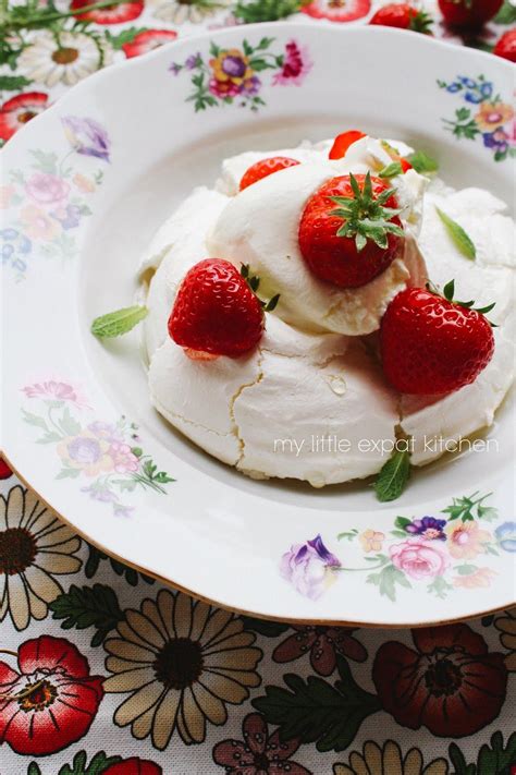 Meringues With Strawberries Creme Strawberry Dessert Recipes Creme