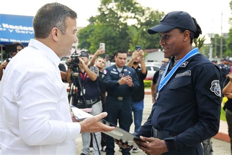 Condecoran a Atheyna Bylon la boxeadora panameña que ganó medalla en