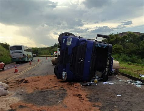 Carreta Tomba Na Lúcio Meira E Carga De Bobinas De Papel Se Espalha Na