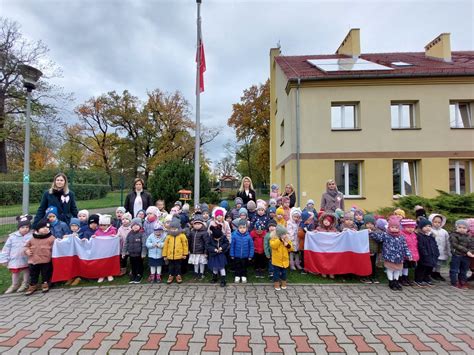 Szkoła do hymnu akcja patriotyczna Przedszkole Publiczne im Jana