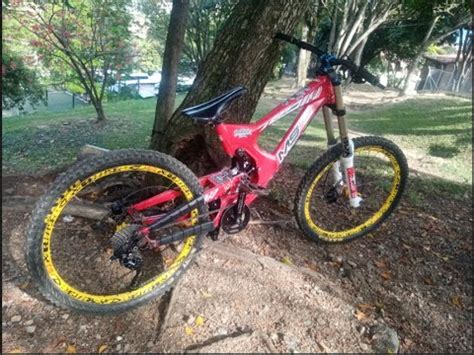 Intense M Fro Ciclista De Monta A Repara Su Nueva Bici De Monta A