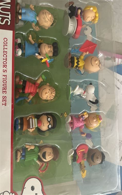 Just Play Peanuts Collectors Figures 10pc Set Snoopy Charlie Sally