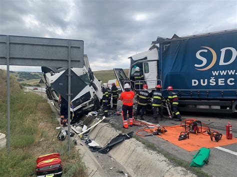 VIDEO O mașină și două TIR uri implicate într un accident pe centura