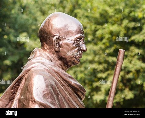 Mahatma gandhi statue raj ghat hi-res stock photography and images - Alamy