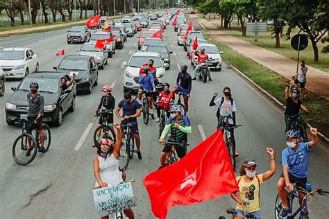 Manifestantes Fazem Carreata Na Esplanada Contra Bolsonaro