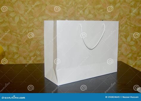 Bolsas De Papel Para Publicidad En Blanco Imagen De Archivo Imagen De