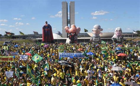 Ato Em Bras Lia Reduz De Tamanho E Re Ne Mil Manifestantes