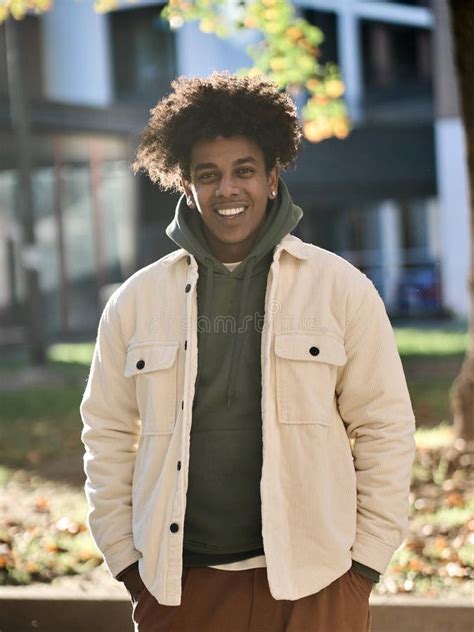 Jovencito Afroamericano Sonriente Parado En La Calle Soleada De La Gran