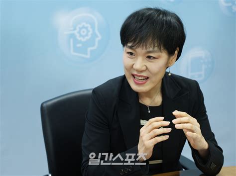 홍희경 한국문화정보원장 전세계 사람들이 한국 문화 잘 접하도록 디지털화 추구 Is인터뷰 네이트 연예