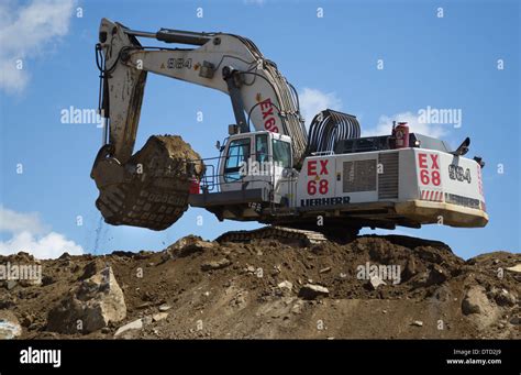 Excavadora Operador Utiliza Una Excavadora Liebherr 984 Para Cargar