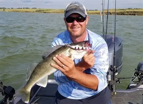 Walleye Trolling Guide How To Troll For Walleyes