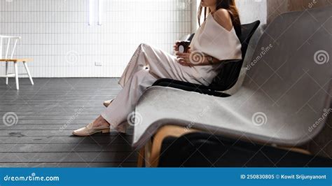 Chica Sujetando Una Taza Con Una Camisa Blanca En La Tienda Imagen De