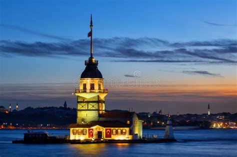 La Torre De La Doncella En Las Aguas De Bosphorus Imagen De Archivo