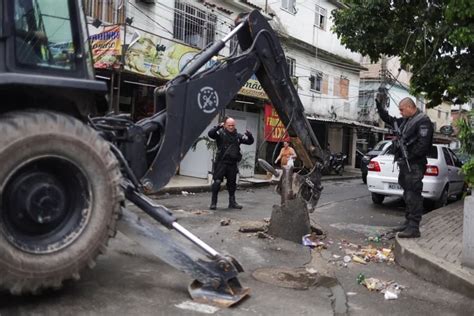 En Medio De La Ola De Violencia El Gobierno De Brasil Desplegó Mil Policías Y Topadoras En Las