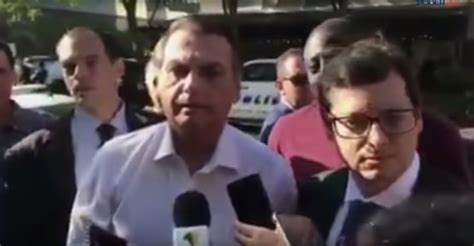 Bolsonaro critica imprensa e ataca repórter