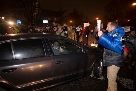 Prokuratura umorzyła śledztwo ws protestów pod Wawelem Wizyty miały