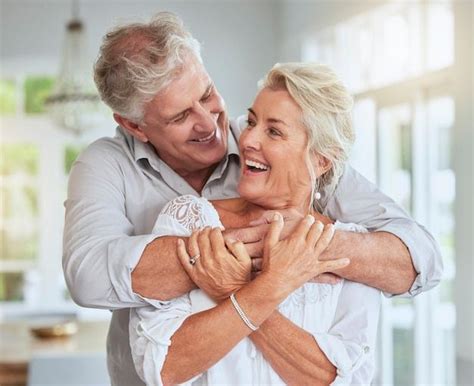 Casal S Nior Feliz E Abra Ado Por Amor Apoio E Cuidado No