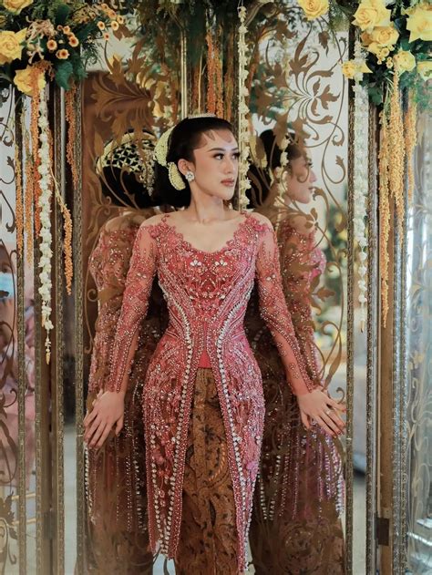 Inspirasi Kebaya Mewah Kusuma Puteri Cucu Dari Mooryati Soedibyo