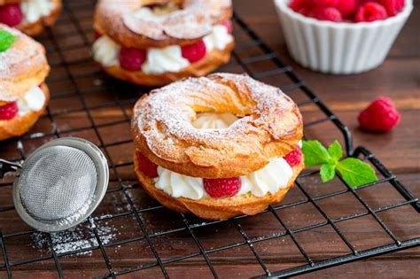 Postre Elegante Y Delicioso Roscos De Choux Con Relleno De Queso Y