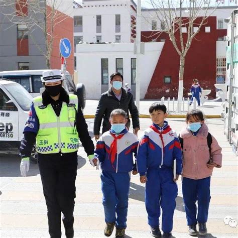 玉树市公安局交警大队积极开展新学期护学岗活动校园车辆周边