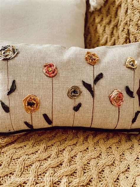 Easy To Make Decorative Pillows Made With Scrap Fabric No Sew